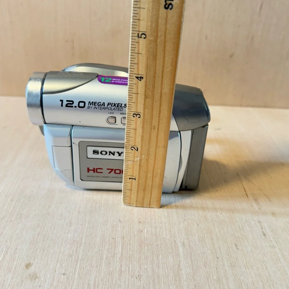 Sony HC-700 12.0 Mega Pixels by Interpolated Digital Camcorder “UNTESTED”AS IS.